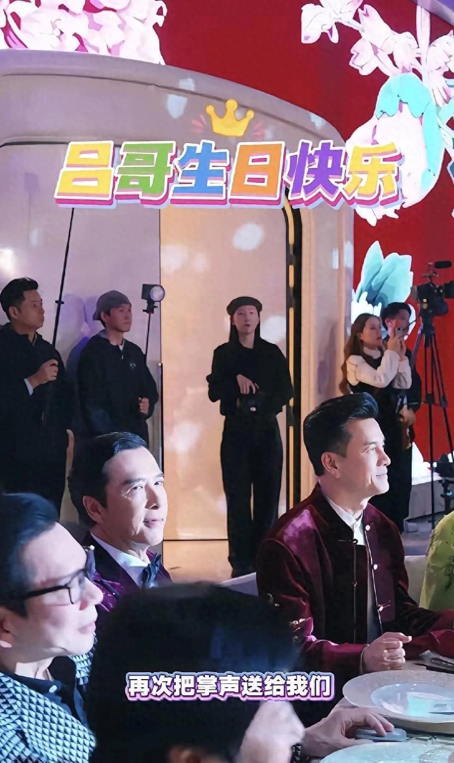 62岁甄子丹现身好友生日趴，酒红丝绒西装超有范儿，样子变化真不小插图1