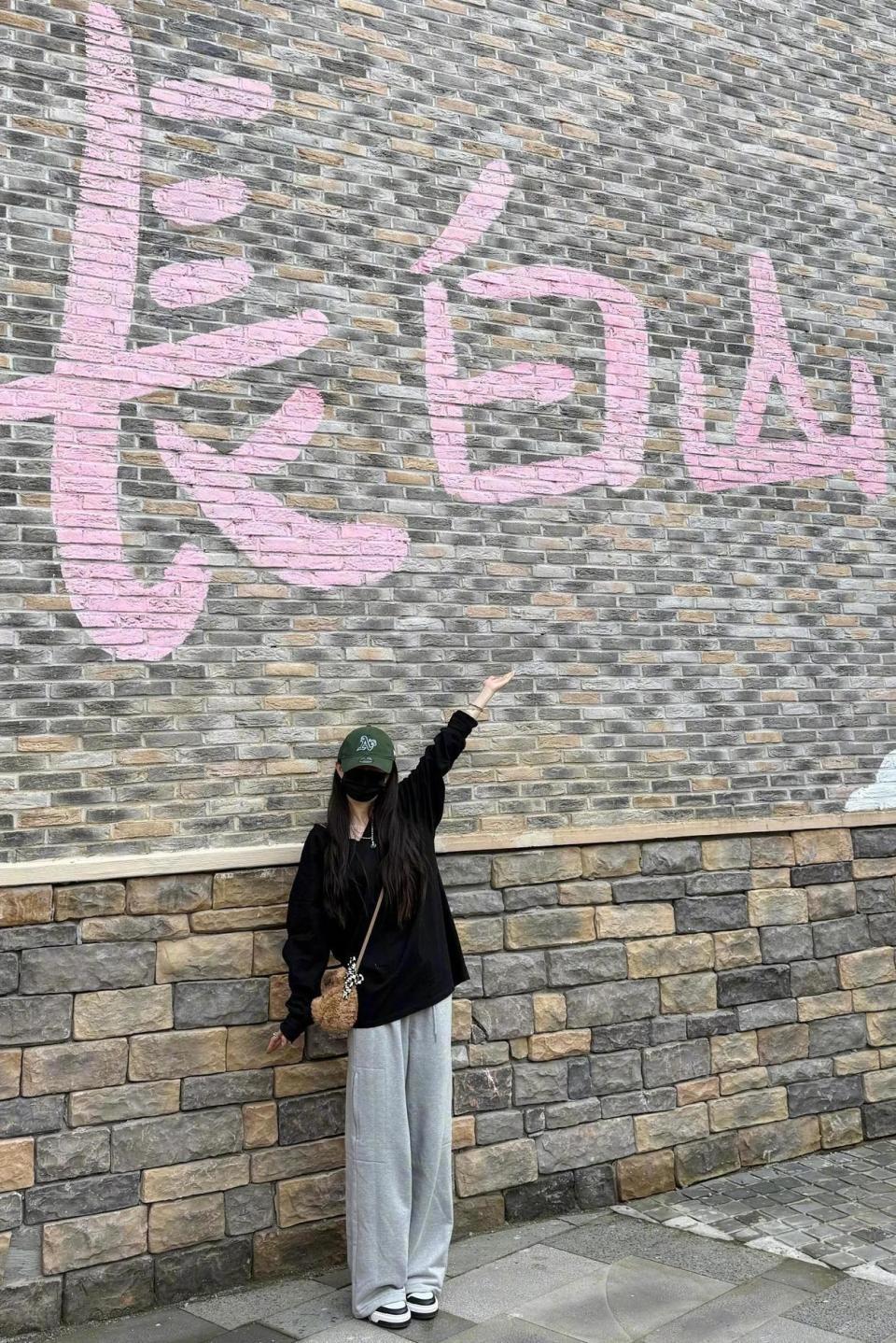 杨幂晒长白山美照，休闲穿搭+剪刀手超可爱！插图