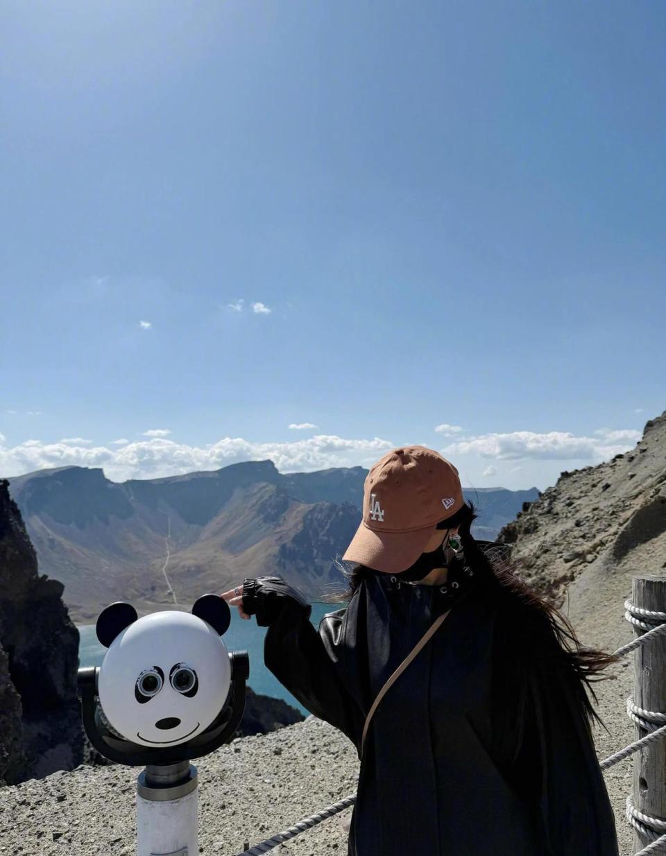 杨幂晒长白山美照，休闲穿搭+剪刀手超可爱！插图1