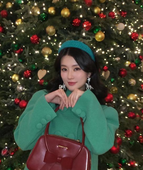 乔欣晒圣诞美照！豪宅摆3米高圣诞树，千金穿搭美翻了插图1