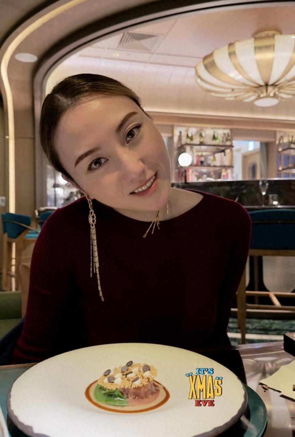 何超云平安夜穿酒红长裙美翻了，还被传交了新男友插图1