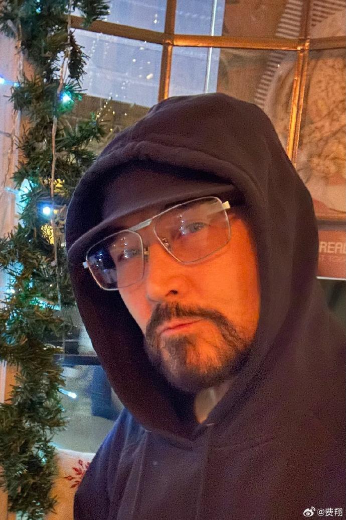 费翔65岁生日在飞机上过，连蛋糕蜡烛都没有插图