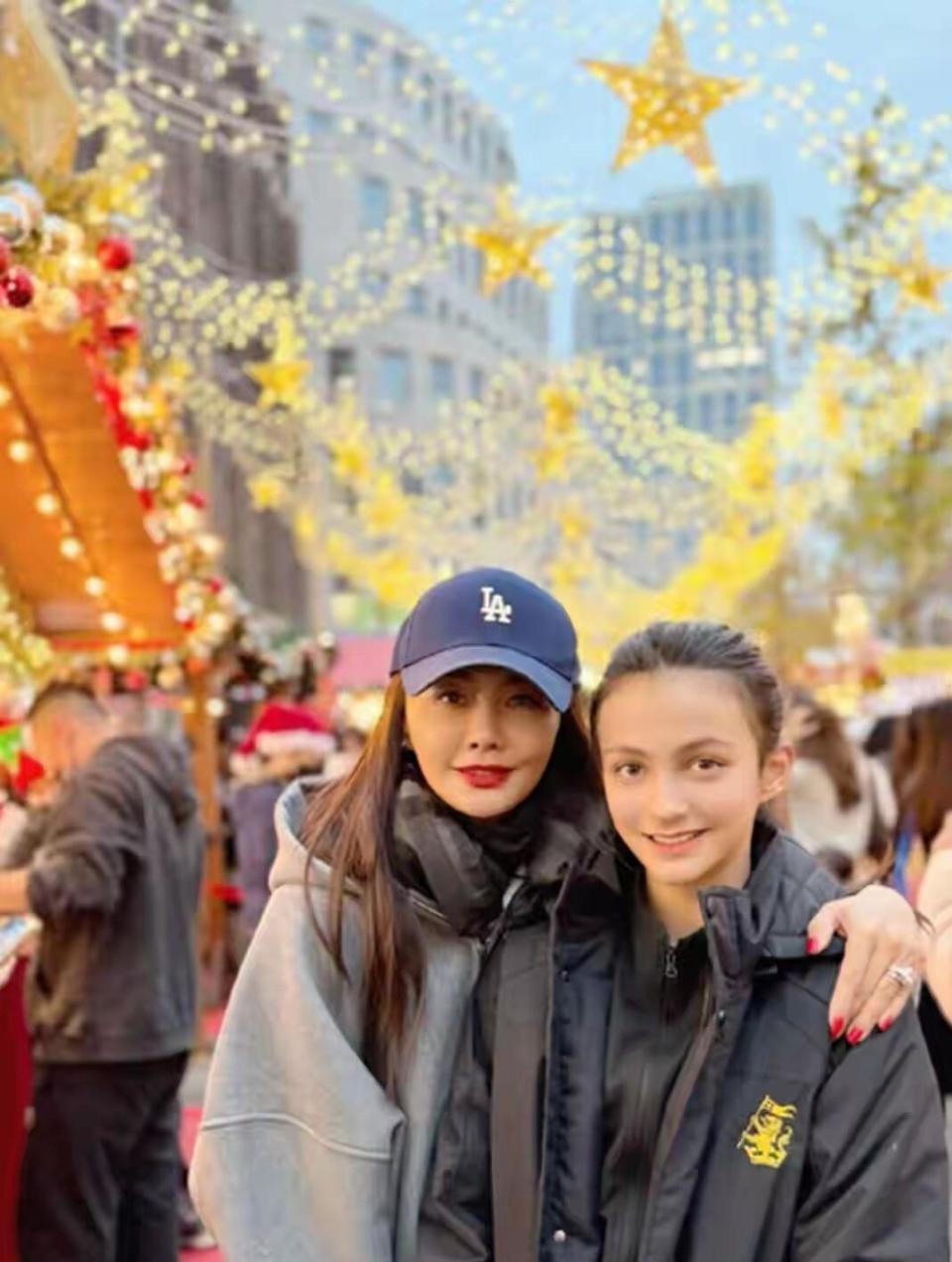 马雅舒在上海被偶遇，12岁女儿大长腿超吸睛，50岁老公帅过小鲜肉插图