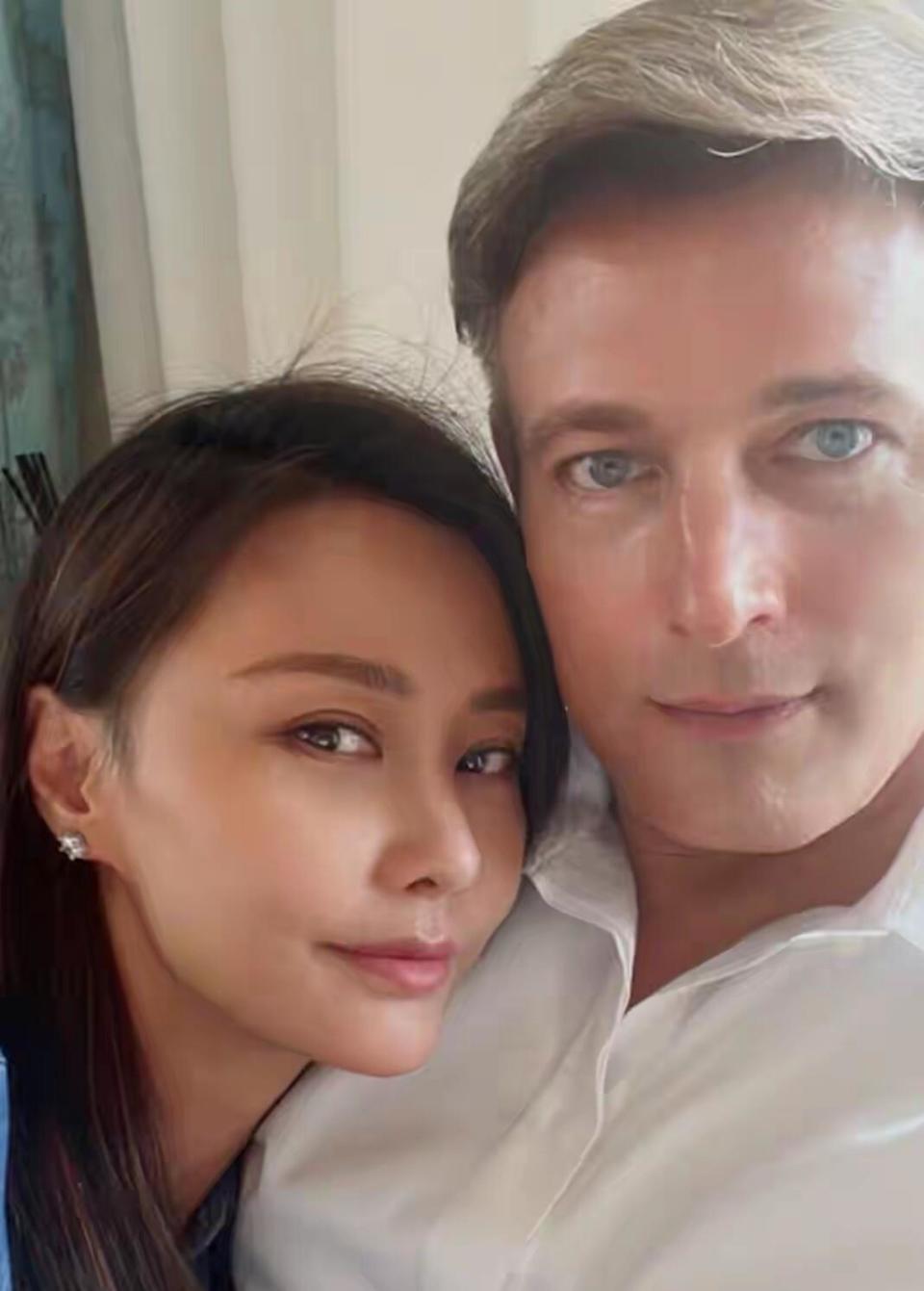 马雅舒在上海被偶遇，12岁女儿大长腿超吸睛，50岁老公帅过小鲜肉插图1