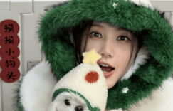 李一桐抱小狗拍照，笑得又甜又俏皮缩略图