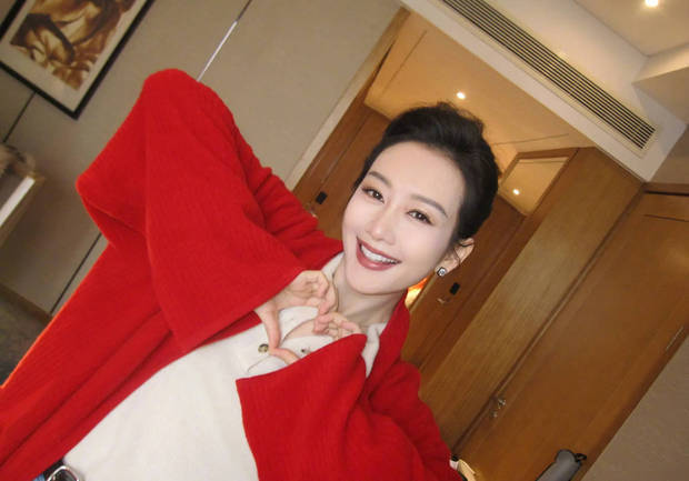 王鸥穿大红外套超亮眼，对镜头甜笑比心太养眼了插图