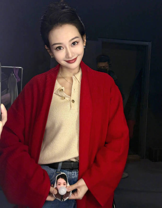 王鸥穿大红外套超亮眼，对镜头甜笑比心太养眼了插图1