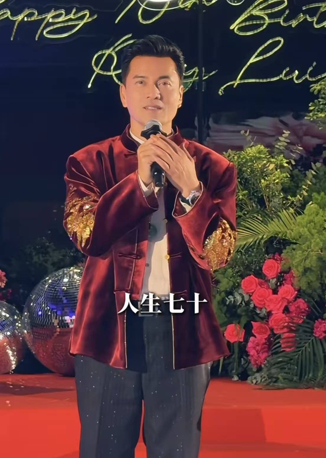 70岁吕良伟近况曝光!头发浓密嗓门洪亮,网友直呼逆生长插图 70岁吕良伟近况曝光!头发浓密嗓门洪亮,网友直呼逆生长插图