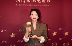 章子怡四度拿下金莲花影后！搂着奖杯笑开花缩略图