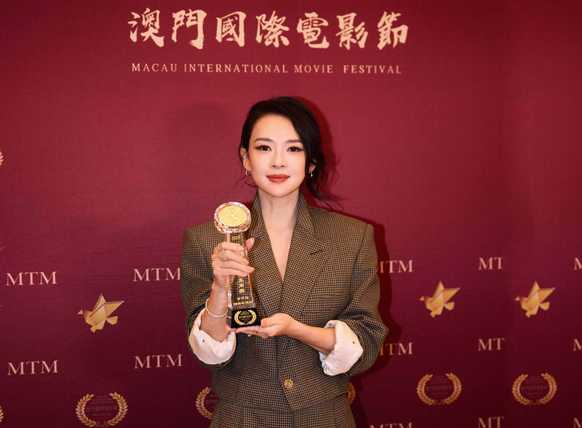 章子怡四度拿下金莲花影后！搂着奖杯笑开花插图