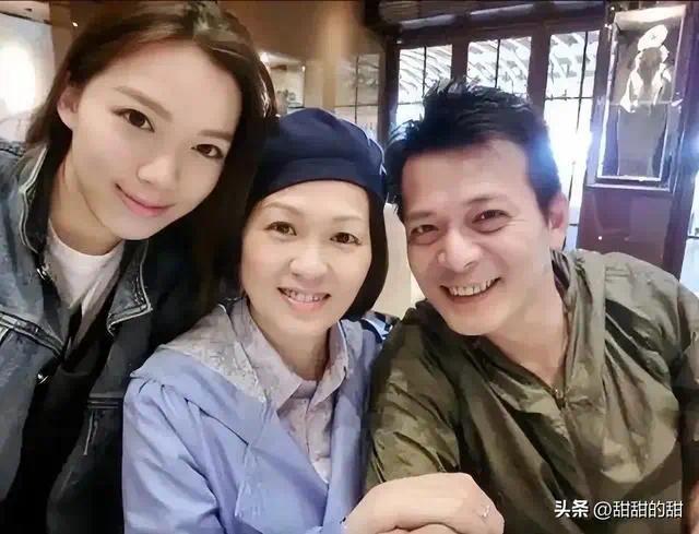 64岁黄日华藏不住了？任达华都喊快了，他和关宝慧的5年绯闻要成真？插图