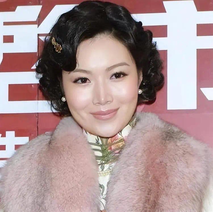 离开黄有龙后她立马嫁入豪门，四年生仨娃，现在咋还抑郁了？插图