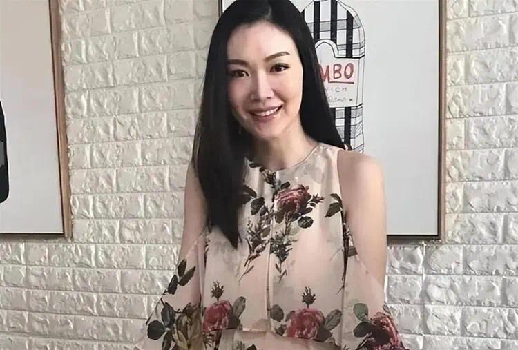 离开黄有龙后她立马嫁入豪门，四年生仨娃，现在咋还抑郁了？插图1