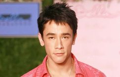 香港男星一头白发，被前女友嫌没车没房，至今还是单身缩略图