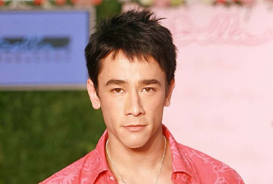 香港男星一头白发，被前女友嫌没车没房，至今还是单身插图