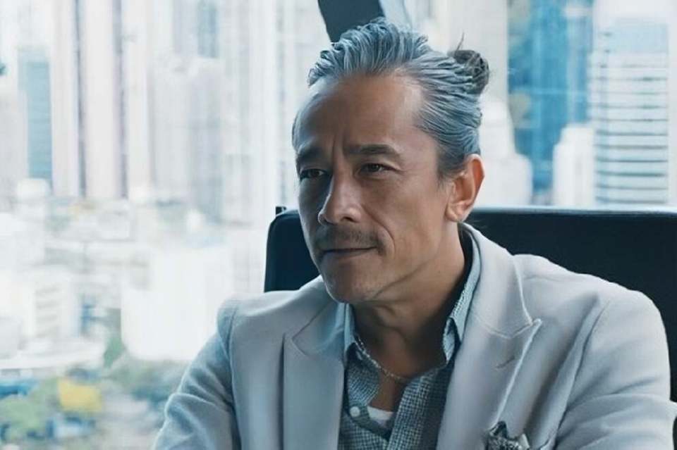 香港男星一头白发，被前女友嫌没车没房，至今还是单身插图1