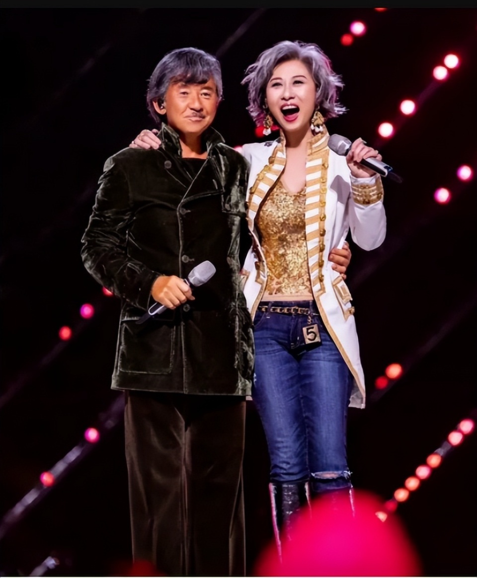 香港男星脖子现斑点，吃饭时眼神发直，粉丝担心他撑不住演唱会插图